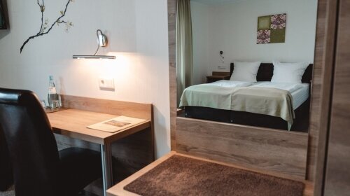 Unsere Zimmer mit Balkon zur Moselseite sind in modern-elegantem Design und warmen Farben gehalten, ruhig gelegen und je nach Thema dekoriert. Die Doppelzimmer sind ca. 18 bis 27 qm groß, die Dreibettzimmer ca. 27 bis 31 qm. Sie verfügen über eine exklusi