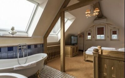 Doppelzimmer mit freistehender Badewanne