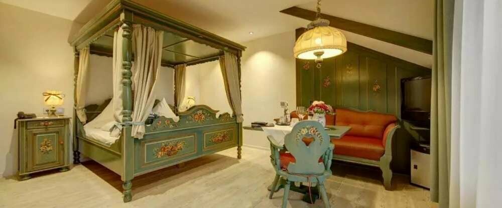 Modernes Himmelbettzimmer mit DU/WC/Kabel-TV/Balkon/Kühlschrank/Weckradio