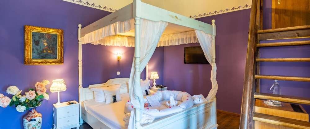 Mit viel Liebe zum Detail wurde jedes einzelne der 22 Hotelzimmer ganz individuell in die Gegebenheiten der historischen Burg eingebettet. Somit gleicht kein Domizil dem anderen. Mal ist es ein Bad, welches Sie durch eine Geheimtür im Kleiderschrank errei