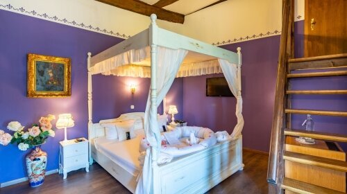 Mit viel Liebe zum Detail wurde jedes einzelne der 22 Hotelzimmer ganz individuell in die Gegebenheiten der historischen Burg eingebettet. Somit gleicht kein Domizil dem anderen. Mal ist es ein Bad, welches Sie durch eine Geheimtür im Kleiderschrank errei