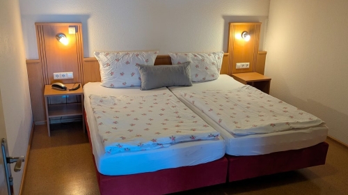 Doppelzimmer mit Küche für 2 Personen mit Standard Ausstattung und King Size Bett 