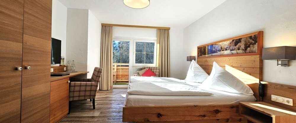 Das gemütliche Doppelzimmer mit ca. 23 m² bieten Platz für 1 – 2 Personen. Ein herrlicher, direkter Ausblick auf die wunderschöne Bergwelt von Oberstdorf und die Wälder können Sie vom Panoramabalkon mit Blick aufs Nebelhorn genießen. Zimmerausstattung