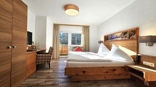 Das gemütliche Doppelzimmer mit ca. 23 m² bieten Platz für 1 – 2 Personen. Ein herrlicher, direkter Ausblick auf die wunderschöne Bergwelt von Oberstdorf und die Wälder können Sie vom Panoramabalkon mit Blick aufs Nebelhorn genießen. 

Zimmerausstattung