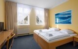 Das Standard-Doppelzimmer mit Blick auf die Karlsbader Altstadt ist der ideale Ort für einen komfortablen Aufenthalt im Herzen der Kurstadt. Das Zimmer ist im klassischen Stil eingerichtet und verfügt über ein Doppelbett oder zwei Einzelbetten. Zu den Ann