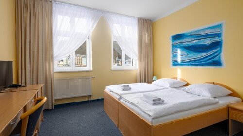 Das Standard-Doppelzimmer mit Blick auf die Karlsbader Altstadt ist der ideale Ort für einen komfortablen Aufenthalt im Herzen der Kurstadt. Das Zimmer ist im klassischen Stil eingerichtet und verfügt über ein Doppelbett oder zwei Einzelbetten. Zu den Ann