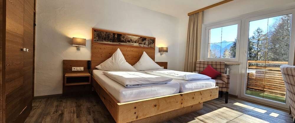 Das gemütliche Doppelzimmer mit ca. 28 m² bieten Platz für 2 - 3 Personen. Ein herrlicher, direkter Ausblick auf die wunderschöne Bergwelt von Oberstdorf und die Wälder können Sie vom Panorama-Südbalkon genießen. Zimmerausstattung: Sitzmöglichkeit du