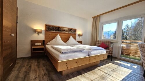 Das gemütliche Doppelzimmer mit ca. 28 m² bieten Platz für 2 - 3  Personen. Ein herrlicher, direkter Ausblick auf die wunderschöne Bergwelt von Oberstdorf und die Wälder können Sie vom Panorama-Südbalkon genießen. 

Zimmerausstattung: Sitzmöglichkeit du