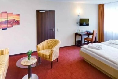 Doppelzimmer mit Terrasse, Quelle: PHÖNIX Hotel