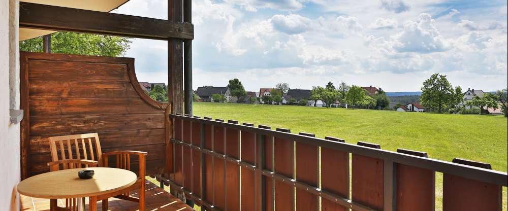 Doppelzimmer in unserem Mondgebäude mit Balkon und zwei Boxspringbetten. inkl. Wlan und Smart-TV. Der Balkon hat eine schöne Aussicht auf die Natur.