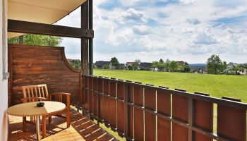 Doppelzimmer in unserem Mondgebäude mit Balkon und zwei Boxspringbetten. inkl. Wlan und Smart-TV. Der Balkon hat eine schöne Aussicht auf die Natur.