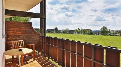 Doppelzimmer in unserem Mondgebäude mit Balkon und zwei Boxspringbetten.
inkl. Wlan und Smart-TV. 
Der Balkon hat eine schöne Aussicht auf die Natur.