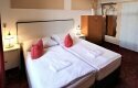 Doppelzimmer Nr. 11 Doppelzimmer mit eigenem Bad, ausgestattet mit einem Doppelbett, TV und auch einem Wäschetrockner. Im Zimmer gibt es ein Kaffee- und Teeset sowie einen Wasserkocher. Die Gäste werden den Blick auf den Garten auf jeden Fall zu schätzen wissen.
