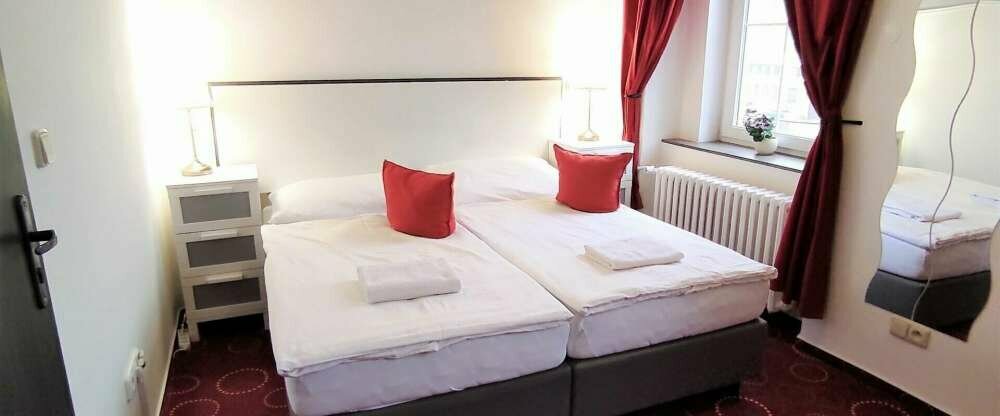 Doppelzimmer mit externem Bad und WC – aber keine Sorge, es handelt sich hierbei nicht um ein öffentliches Bad. Dieses Badezimmer mit einer großen Eckbadewanne steht nur Gästen des Zimmers Nr. 12 zur Verfügung. 