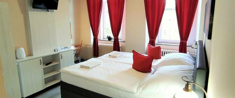 Deluxe-Doppelzimmer mit eigenem Bad, ausgestattet mit Doppelbett, TV, Kühlschrank, Koffer und auch einem Wäschetrockner. Im Zimmer gibt es ein Kaffee- und Teeset sowie einen Wasserkocher. 