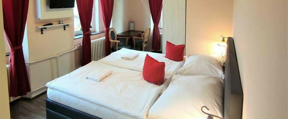 Deluxe-Doppelzimmer mit eigenem Bad, ausgestattet mit Doppelbett, TV, Kühlschrank, Koffer und auch einem Wäschetrockner. Im Zimmer gibt es ein Kaffee- und Teeset sowie einen Wasserkocher. 