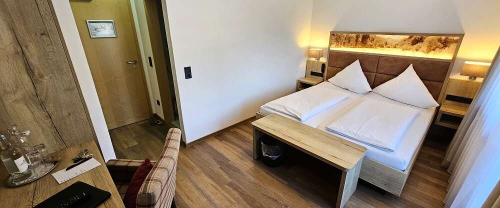 Das gemütliche Doppelzimmer mit ca. 16 m² Wohnfläche bietet Platz für 1 – 2 Personen. Blick aus dem Fenster in die naturbelassenen Wälder. Zimmerausstattung: Schreibtisch mit Minibar, Sessel, Flachbild-TV, Safe, freies Wifi, Durchwahltelefon, Kofferabl