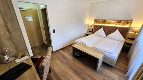 Das gemütliche Doppelzimmer mit ca. 16 m² Wohnfläche bietet Platz für 1 – 2 Personen. Blick aus dem Fenster in die naturbelassenen Wälder.

Zimmerausstattung: Schreibtisch mit Minibar, Sessel, Flachbild-TV, Safe, freies Wifi, Durchwahltelefon, Kofferabl