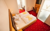 - Zimmer und Bad komplett renoviert 2021

- Balkon mit Blick auf den Lamer Hausberg

- mit kleinem Vor- oder Nebenraum mit Sitzecke

- Verdunkelungsvorhänge

- 50" TV

- Zimmersafe

- Minikühlschrank

- buchbar für 1-4 Person(en) (Schla