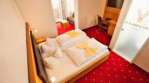 - Zimmer und Bad komplett renoviert 2021

- Balkon mit Blick auf den Lamer Hausberg

- mit kleinem Vor- oder Nebenraum mit Sitzecke

- Verdunkelungsvorhänge

- 50" TV

- Zimmersafe

- Minikühlschrank

- buchbar für 1-4 Person(en) (Schla
