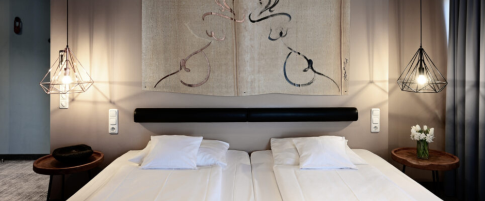 Doppelzimmer Panorama: Alle Zimmer sind ausgestattet mit: Safe, Schreibtisch, Flatscreen-TV inklusive Radio, Telefon, Fön & Badewanne oder Dusche. Zimmergröße, Bettengrößen, Klimaanlage variieren innerhalb derselben Kategorie. Auf Anfrage erhalten 