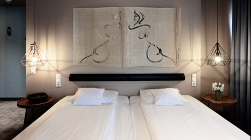 Doppelzimmer Panorama: 
Alle Zimmer sind ausgestattet mit: Safe, Schreibtisch, Flatscreen-TV inklusive Radio, Telefon, Fön & Badewanne oder Dusche.
Zimmergröße, Bettengrößen, Klimaanlage variieren innerhalb derselben Kategorie. Auf Anfrage erhalten