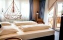 Doppelzimmer Panorama: Alle Zimmer sind ausgestattet mit: Safe, Schreibtisch, Flatscreen-TV inklusive Radio, Telefon, Fön & Badewanne oder Dusche. Zimmergröße, Bettengrößen, Klimaanlage variieren innerhalb derselben Kategorie. Auf Anfrage erhalten