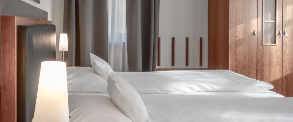Gemütliches, modernes Doppelzimmer mit Seeblick - ca. 29m² - Bettengröße: 2,00m x 2,00m/2,10m - Teppichboden - Dusche
