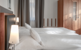 Gemütliches, modernes Doppelzimmer mit Seeblick

- ca. 29m²
- Bettengröße: 2,00m x 2,00m/2,10m
- Teppichboden
- Dusche