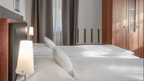 Gemütliches, modernes Doppelzimmer mit Seeblick

- ca. 29m²
- Bettengröße: 2,00m x 2,00m/2,10m
- Teppichboden
- Dusche