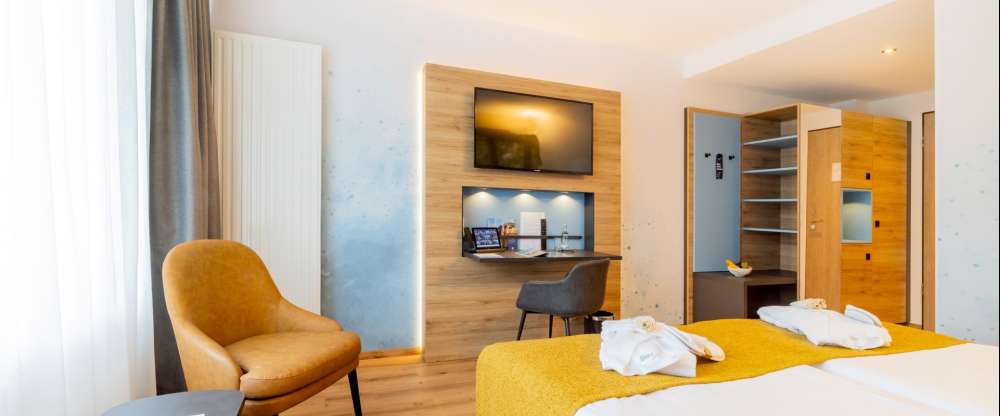 Unsere neuen Schmuckstücke mit Ausblick auf eine kleine Parkanlage mit See oder ins Grüne. Alle Zimmer befinden sich in der 3. Etage und auf der straßenabgewandten Seite des Hotels. Boxspring-Doppelbett 1,80 x 2,00 m mit stimmungsvoller Foto-Rückwand