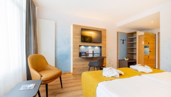 Unsere neuen Schmuckstücke mit Ausblick auf eine kleine Parkanlage mit See oder ins Grüne. Alle Zimmer befinden sich in der 3. Etage und auf der straßenabgewandten Seite des Hotels. Boxspring-Doppelbett 1,80 x 2,00 m mit stimmungsvoller Foto-Rückwand