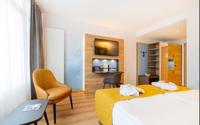 Unsere neuen Schmuckstücke mit Ausblick auf eine kleine Parkanlage mit See oder ins Grüne. Alle Zimmer befinden sich in der 3. Etage und auf der straßenabgewandten Seite des Hotels. Boxspring-Doppelbett 1,80 x 2,00 m mit stimmungsvoller Foto-Rückwand