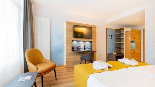 Unsere neuen Schmuckstücke mit Ausblick auf eine kleine Parkanlage mit See oder ins Grüne. Alle Zimmer befinden sich in der 3. Etage und auf der straßenabgewandten Seite des Hotels.  

Boxspring-Doppelbett 1,80 x 2,00 m mit stimmungsvoller Foto-Rückwand