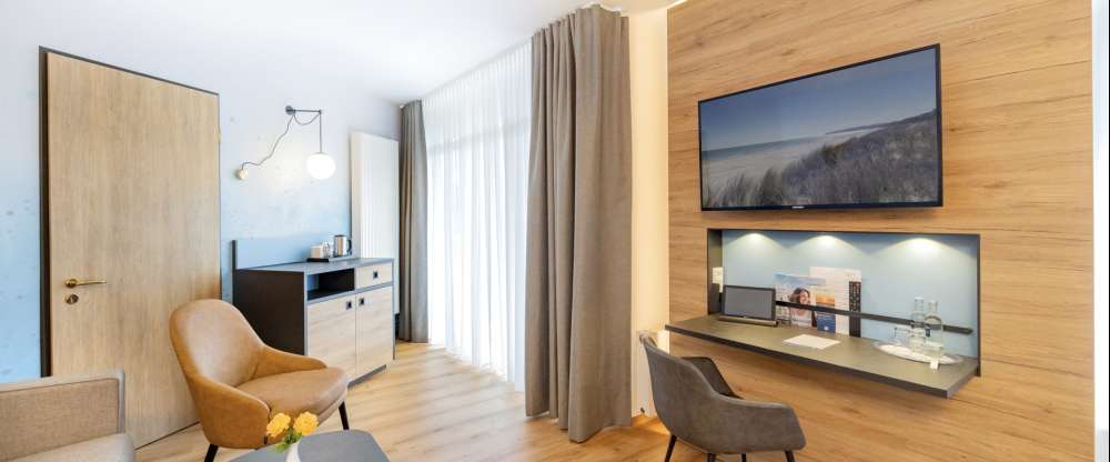 Hier lässt man es sich gut gehen! Äußerst geräumige Zimmer in der 3. Etage mit einer Kaffee-Tee-Station und einem zusätzlichen Sitzbereich mit Sofa und Tisch. Die großflächigen Fensterfronten mit dem französischen Balkon lassen viel Sonne und Licht herein