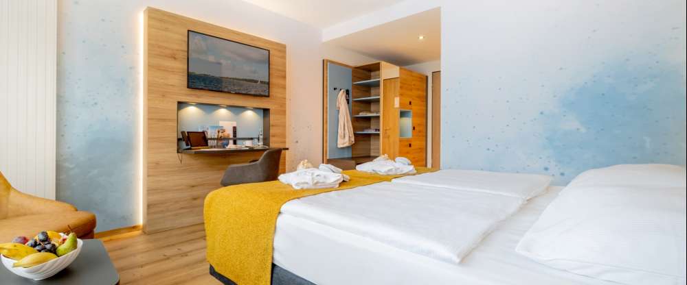 Unsere neuen Schmuckstücke! Genießen Sie Ihren Aufenthalt in den neu gestalteten Zimmern in der 3. Etage des Hotels. Boxspring-Doppelbett 1,80 x 2,00 m, Vinyl-Fußboden in Landhaus-Optik, W-LAN, TV-Paneel mit Schreibnische und Stuhl, Safe, Garderobensch