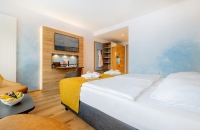 Unsere neuen Schmuckstücke! Genießen Sie Ihren Aufenthalt in den neu gestalteten Zimmern in der 3. Etage des Hotels. Boxspring-Doppelbett 1,80 x 2,00 m, Vinyl-Fußboden in Landhaus-Optik, W-LAN, TV-Paneel mit Schreibnische und Stuhl, Safe, Garderobensch