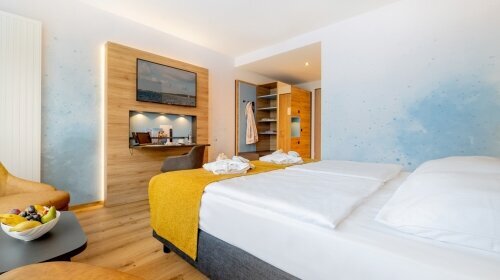 Unsere neuen Schmuckstücke! Genießen Sie Ihren Aufenthalt in den neu gestalteten Zimmern in der 3. Etage des Hotels.

Boxspring-Doppelbett 1,80 x 2,00 m, Vinyl-Fußboden in Landhaus-Optik, W-LAN, TV-Paneel mit Schreibnische und Stuhl, Safe, Garderobensch