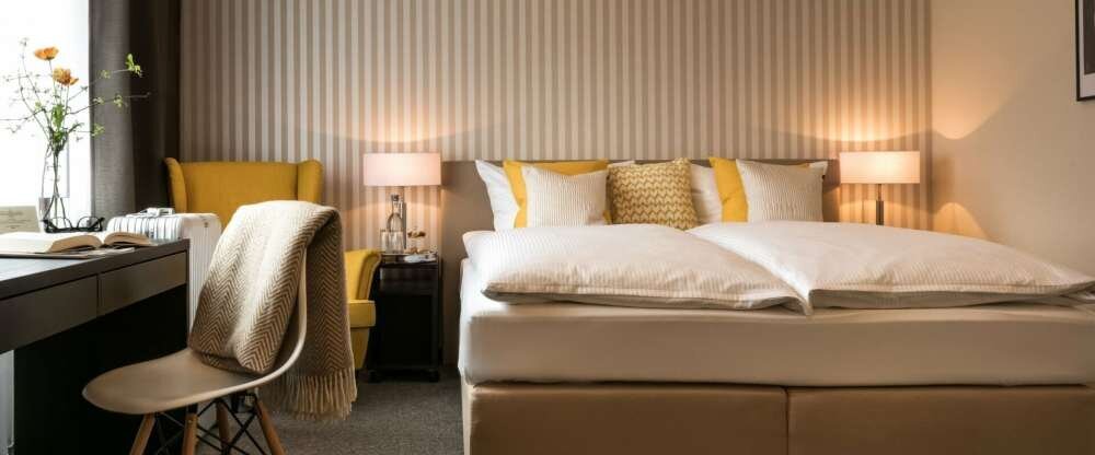 Alle Doppelzimmer classic sind Nichtraucherzimmer, verfügen über eine ruhige Lage und sind ausgestattet mit Dusche, Haartrockner, Highspeed W-LAN, Flatscreen mit Sat-TV, Schreibtisch, Radio sowie Direktwahl-Telefon. Alle Zimmer sind Nichtraucherzimmer. 