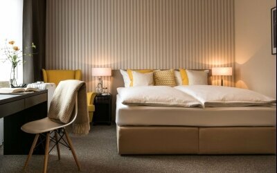 Alle Doppelzimmer classic sind Nichtraucherzimmer, verfügen über eine ruhige Lage und sind ausgestattet mit Dusche, Haartrockner, Highspeed W-LAN, Flatscreen mit Sat-TV, Schreibtisch, Radio sowie Direktwahl-Telefon. Alle Zimmer sind Nichtraucherzimmer. 