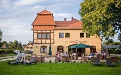 Doppelzimmer für 2 Personen mit Standard Ausstattung in der Residenz. Das Doppelzimmer verfügt über ein eigenes Bad mit einer Dusche. Ein Flachbild-TV sorgt in diesem Doppelzimmer für Unterhaltung. In der Wohneinheit befindet sich 1 Bett.