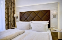 Südseite, Balkon, lichtdurchflutet, Nichtraucher, bodenlange Fenster, neues Bad mit Dusche, Haarföhn, Kosmetikspiegel, Radio, Balkon, Telefon, Flat-TV, Kühlschrank, Safe, W-Lan, einem Doppelbett mit zwei Matratzen á 90×200 cm, „klein aber fein“!