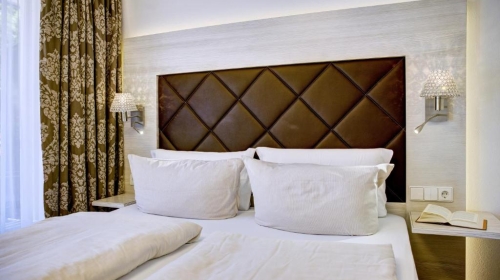 Südseite, Balkon, lichtdurchflutet, Nichtraucher, bodenlange Fenster, neues Bad mit Dusche, Haarföhn, Kosmetikspiegel, Radio, Balkon, Telefon, Flat-TV, Kühlschrank, Safe, W-Lan, einem Doppelbett mit zwei Matratzen á 90×200 cm, „klein aber fein“!