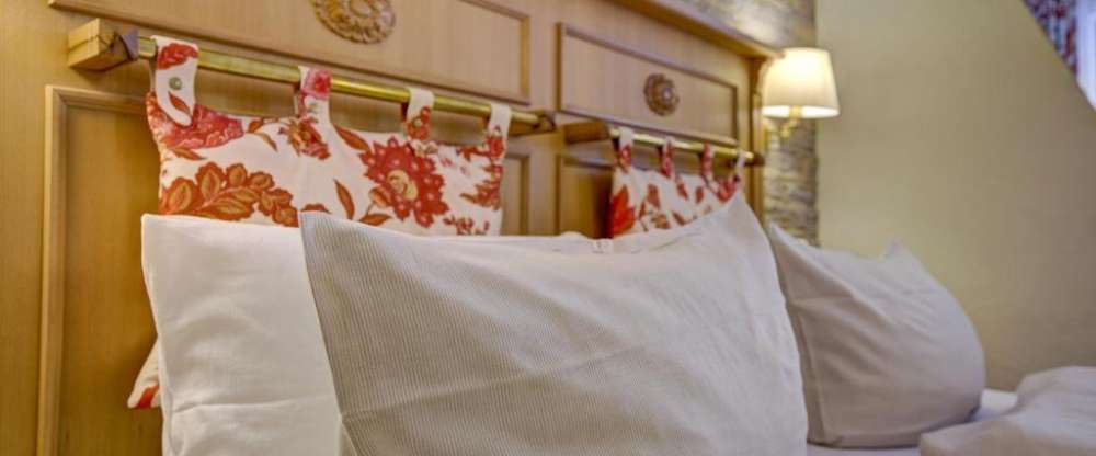 30 – 35 m². Gehobene Ausstattung, Stilvoll eingerichtetes, sonniges Zimmer mit einem Doppelbett mit zwei Matratzen á 90×200 cm, ca. 30qm, Teppich-Fußboden, gemütlichem Sitzplatz, eigenem Balkon mit schönem Blick ins Grüne- direkt auf den Fluß „Schönmünz“,