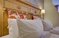 30 – 35 m². Gehobene Ausstattung, Stilvoll eingerichtetes, sonniges Zimmer mit einem Doppelbett mit zwei Matratzen á 90×200 cm, ca. 30qm, Teppich-Fußboden, gemütlichem Sitzplatz, eigenem Balkon mit schönem Blick ins Grüne- direkt auf den Fluß „Schönmünz“,