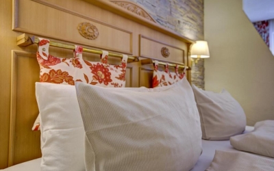 30 – 35 m². Gehobene Ausstattung, Stilvoll eingerichtetes, sonniges Zimmer mit einem Doppelbett mit zwei Matratzen á 90×200 cm, ca. 30qm, Teppich-Fußboden, gemütlichem Sitzplatz, eigenem Balkon mit schönem Blick ins Grüne- direkt auf den Fluß „Schönmünz“,