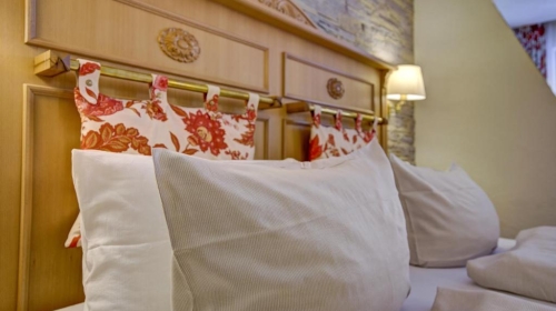 30 – 35 m². Gehobene Ausstattung, Stilvoll eingerichtetes, sonniges Zimmer mit einem Doppelbett mit zwei Matratzen á 90×200 cm, ca. 30qm, Teppich-Fußboden, gemütlichem Sitzplatz, eigenem Balkon mit schönem Blick ins Grüne- direkt auf den Fluß „Schönmünz“,