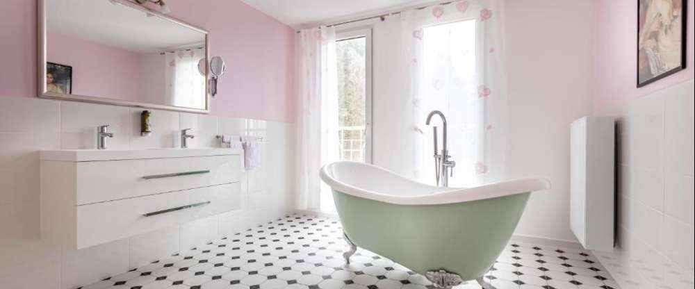 Doppelzimmer Romantik Deluxe für 2 Personen mit Deluxe Ausstattung und einem 180x200m Bett. Für besondere Momente zu zweit, in denen das Zimmer selbst zum Erlebnis wird. Ruhe, Privatsphäre und ein Bad, in dem man sich gerne Zeit lässt.