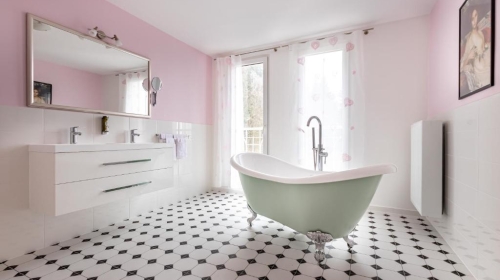 Doppelzimmer Romantik Deluxe für 2 Personen mit Deluxe Ausstattung und einem 180x200m Bett. Für besondere Momente zu zweit, in denen das Zimmer selbst zum Erlebnis wird. Ruhe, Privatsphäre und ein Bad, in dem man sich gerne Zeit lässt.