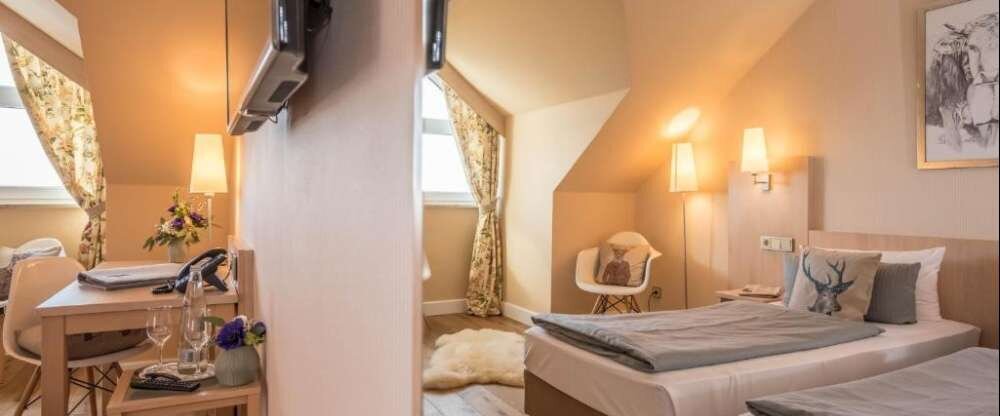 Die 33 Standardzimmer sind ca. 20 m² groß, zeigen sowohl zur Seeseite. Die Zimmer sind ausgestattet mit Doppelbett, Klimaanlage, Flachbildfernseher mit Kabelanschluss und Videotext, Wecker und Radio, Zimmertresor sowie Telefon- und Internetanschluss a